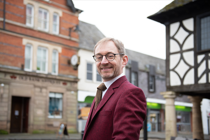 ANTIQUES EXPERT PLANS TO OPEN A  NEW WILTSHIRE AUCTION HOUSE
